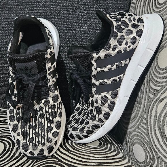 Adidas Swift Run Leopard Print - ladies sz 6 - Picture 1 of 7